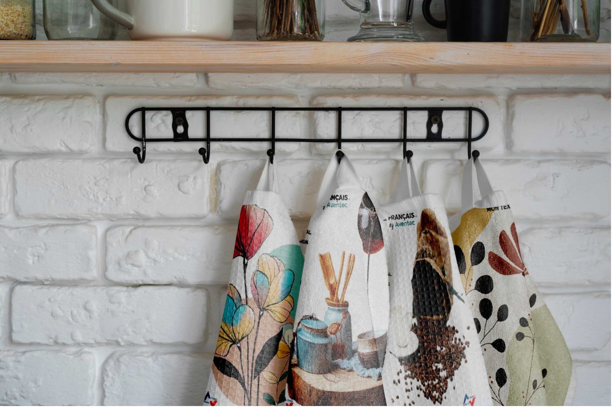 Torchons microfibre Mon Textile Français suspendus dans une cuisine